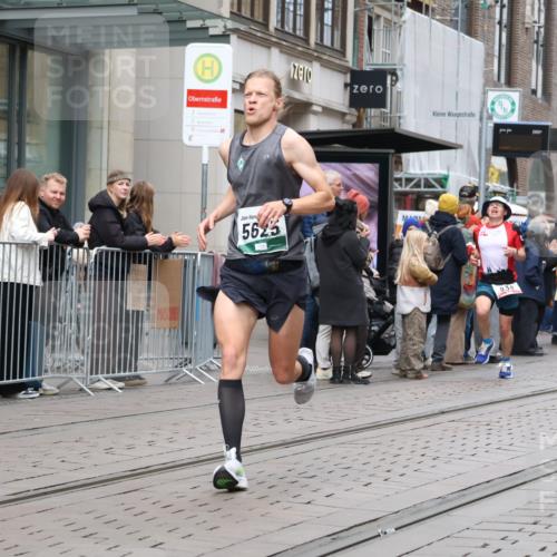 05.10.2025 - 20. swb-Marathon Bremen Strokosch-Dieckow http://msf.ph/oto/9294577 05.10.2025 12:51:11 Ziel 218, 369, 938, 1339, 1494, 1814, 1913, 5582, 5625, 8099, 218, 369, 938, 1339, 1494, 1814, 1913, 5582, 5625, 8099 meine-sportfotos.de