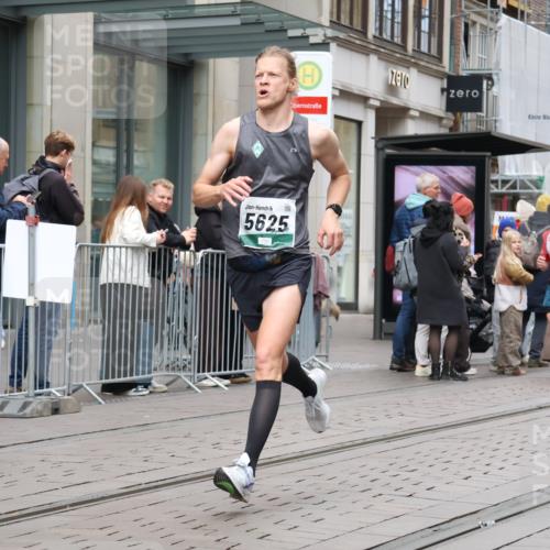 05.10.2025 - 20. swb-Marathon Bremen Strokosch-Dieckow http://msf.ph/oto/9294581 05.10.2025 12:51:12 Ziel 218, 938, 1339, 1494, 1814, 1913, 5582, 5625, 8099, 218, 938, 1339, 1494, 1814, 1913, 5582, 5625, 8099 meine-sportfotos.de