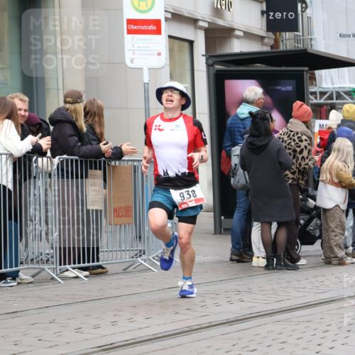 05.10.2025 - 20. swb-Marathon Bremen Strokosch-Dieckow http://msf.ph/oto/9294585 05.10.2025 12:51:13 Ziel 218, 938, 1339, 1494, 1814, 1913, 5536, 5582, 5625, 8099, 218, 938, 1339, 1494, 1814, 1913, 5536, 5582, 5625, 8099 meine-sportfotos.de