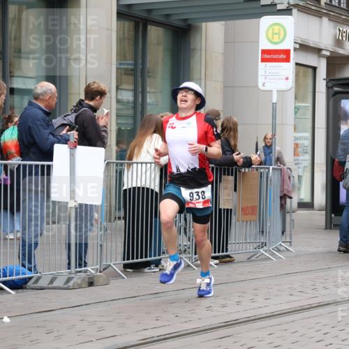 05.10.2025 - 20. swb-Marathon Bremen Strokosch-Dieckow http://msf.ph/oto/9294595 05.10.2025 12:51:14 Ziel 218, 938, 1339, 1494, 1814, 1913, 5536, 5582, 5625, 8099, 218, 938, 1339, 1494, 1814, 1913, 5536, 5582, 5625, 8099 meine-sportfotos.de