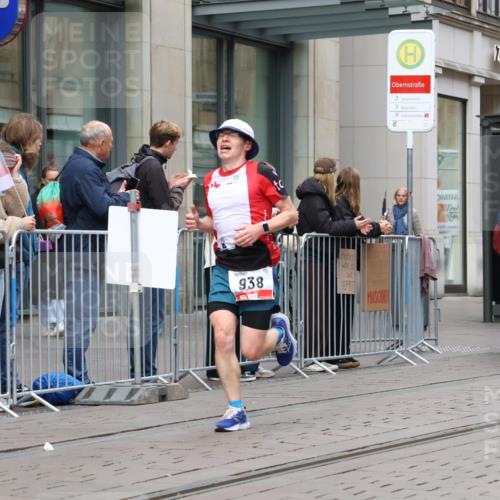05.10.2025 - 20. swb-Marathon Bremen Strokosch-Dieckow http://msf.ph/oto/9294598 05.10.2025 12:51:14 Ziel 218, 938, 1339, 1494, 1814, 1913, 5536, 5582, 5625, 8099, 218, 938, 1339, 1494, 1814, 1913, 5536, 5582, 5625, 8099 meine-sportfotos.de