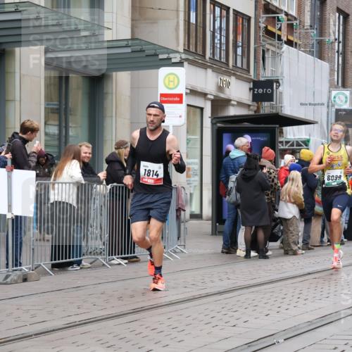 05.10.2025 - 20. swb-Marathon Bremen Strokosch-Dieckow http://msf.ph/oto/9294617 05.10.2025 12:51:17 Ziel 938, 1494, 1814, 1913, 5536, 5582, 8099, 938, 1494, 1814, 1913, 5536, 5582, 8099 meine-sportfotos.de