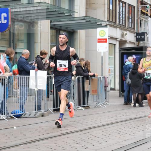 05.10.2025 - 20. swb-Marathon Bremen Strokosch-Dieckow http://msf.ph/oto/9294624 05.10.2025 12:51:18 Ziel 938, 1494, 1814, 1913, 5536, 5582, 8099, 938, 1494, 1814, 1913, 5536, 5582, 8099 meine-sportfotos.de