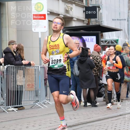 05.10.2025 - 20. swb-Marathon Bremen Strokosch-Dieckow http://msf.ph/oto/9294626 05.10.2025 12:51:18 Ziel 938, 1494, 1814, 1913, 5536, 5582, 8099, 938, 1494, 1814, 1913, 5536, 5582, 8099 meine-sportfotos.de