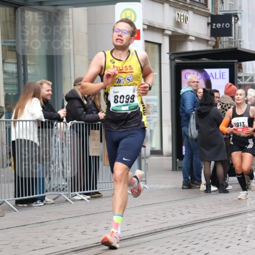 05.10.2025 - 20. swb-Marathon Bremen Strokosch-Dieckow http://msf.ph/oto/9294629 05.10.2025 12:51:19 Ziel 938, 1494, 1814, 1913, 5536, 5582, 8099, 938, 1494, 1814, 1913, 5536, 5582, 8099 meine-sportfotos.de