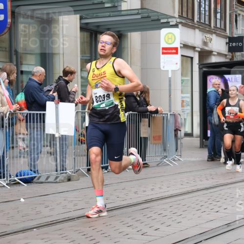 05.10.2025 - 20. swb-Marathon Bremen Strokosch-Dieckow http://msf.ph/oto/9294631 05.10.2025 12:51:19 Ziel 938, 1494, 1814, 1913, 5536, 5582, 8099, 938, 1494, 1814, 1913, 5536, 5582, 8099 meine-sportfotos.de