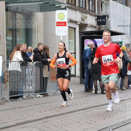 05.10.2025 - 20. swb-Marathon Bremen Strokosch-Dieckow http://msf.ph/oto/9294639 05.10.2025 12:51:20 Ziel 419, 938, 1494, 1814, 1913, 5536, 5582, 8099, 419, 938, 1494, 1814, 1913, 5536, 5582, 8099 meine-sportfotos.de