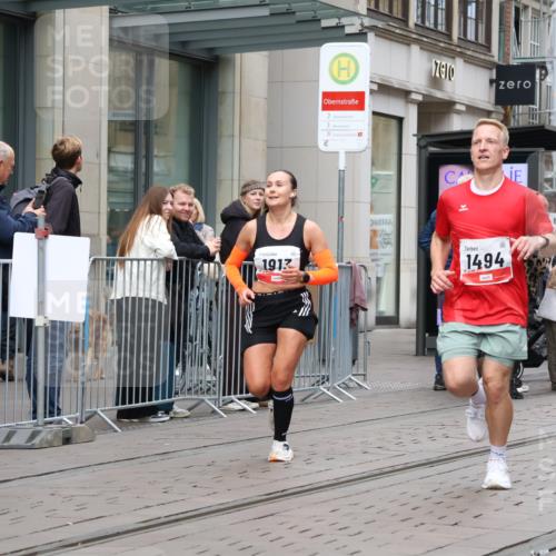 05.10.2025 - 20. swb-Marathon Bremen Strokosch-Dieckow http://msf.ph/oto/9294642 05.10.2025 12:51:20 Ziel 419, 938, 1494, 1814, 1913, 5536, 5582, 8099, 419, 938, 1494, 1814, 1913, 5536, 5582, 8099 meine-sportfotos.de