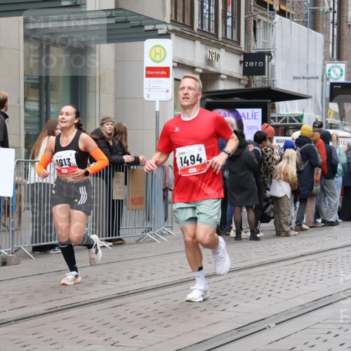 05.10.2025 - 20. swb-Marathon Bremen Strokosch-Dieckow http://msf.ph/oto/9294645 05.10.2025 12:51:21 Ziel 419, 938, 1494, 1565, 1814, 1913, 5536, 5582, 8099, 419, 938, 1494, 1565, 1814, 1913, 5536, 5582, 8099 meine-sportfotos.de
