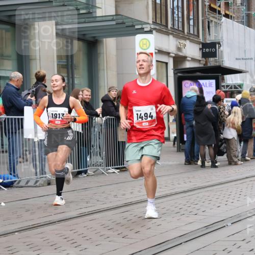 05.10.2025 - 20. swb-Marathon Bremen Strokosch-Dieckow http://msf.ph/oto/9294647 05.10.2025 12:51:21 Ziel 419, 938, 1494, 1565, 1814, 1913, 5536, 5582, 8099, 419, 938, 1494, 1565, 1814, 1913, 5536, 5582, 8099 meine-sportfotos.de