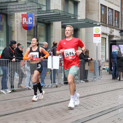 05.10.2025 - 20. swb-Marathon Bremen Strokosch-Dieckow http://msf.ph/oto/9294653 05.10.2025 12:51:21 Ziel 419, 938, 1494, 1565, 1814, 1913, 5536, 5582, 8099, 419, 938, 1494, 1565, 1814, 1913, 5536, 5582, 8099 meine-sportfotos.de