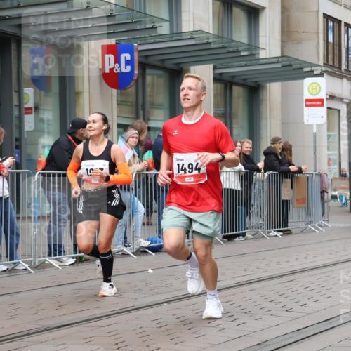 05.10.2025 - 20. swb-Marathon Bremen Strokosch-Dieckow http://msf.ph/oto/9294655 05.10.2025 12:51:22 Ziel 419, 938, 1494, 1565, 1814, 1913, 5536, 5582, 8099, 419, 938, 1494, 1565, 1814, 1913, 5536, 5582, 8099 meine-sportfotos.de