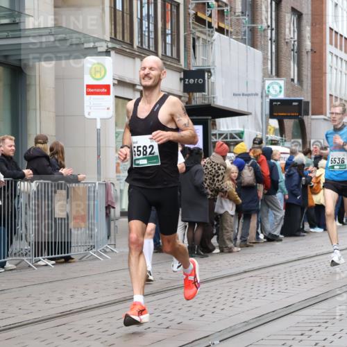 05.10.2025 - 20. swb-Marathon Bremen Strokosch-Dieckow http://msf.ph/oto/9294664 05.10.2025 12:51:33 Ziel 419, 838, 1565, 5536, 5582, 419, 838, 1565, 5536, 5582 meine-sportfotos.de