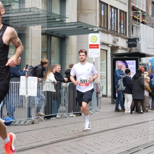 05.10.2025 - 20. swb-Marathon Bremen Strokosch-Dieckow http://msf.ph/oto/9294680 05.10.2025 12:51:34 Ziel 419, 838, 1360, 1565, 5423, 5536, 5582, 419, 838, 1360, 1565, 5423, 5536, 5582 meine-sportfotos.de