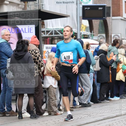 05.10.2025 - 20. swb-Marathon Bremen Strokosch-Dieckow http://msf.ph/oto/9294710 05.10.2025 12:51:40 Ziel 419, 838, 900, 1034, 1360, 1565, 5423, 9080, 419, 838, 900, 1034, 1360, 1565, 5423, 9080 meine-sportfotos.de