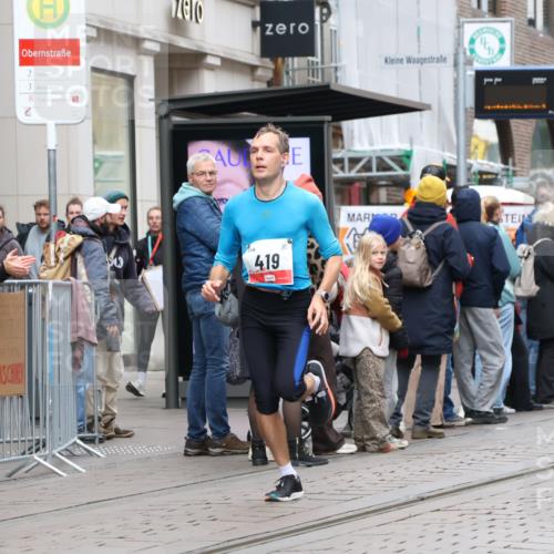 05.10.2025 - 20. swb-Marathon Bremen Strokosch-Dieckow http://msf.ph/oto/9294718 05.10.2025 12:51:41 Ziel 419, 838, 900, 1034, 1360, 1565, 5423, 9080, 419, 838, 900, 1034, 1360, 1565, 5423, 9080 meine-sportfotos.de