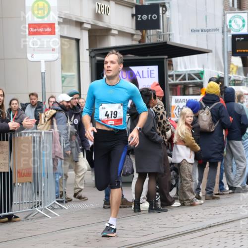 05.10.2025 - 20. swb-Marathon Bremen Strokosch-Dieckow http://msf.ph/oto/9294719 05.10.2025 12:51:41 Ziel 419, 838, 900, 1034, 1360, 1565, 5423, 9080, 419, 838, 900, 1034, 1360, 1565, 5423, 9080 meine-sportfotos.de
