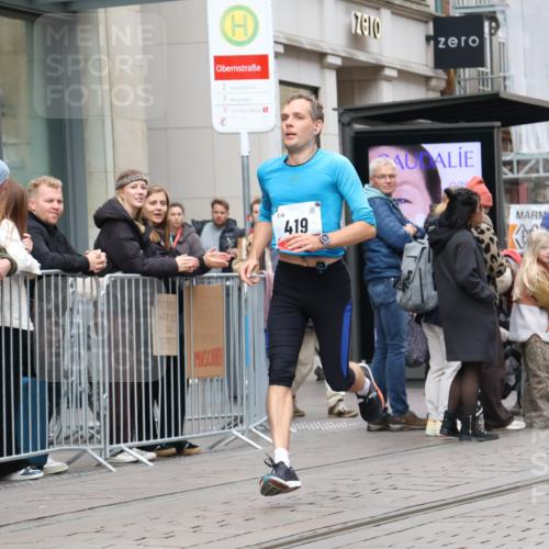 05.10.2025 - 20. swb-Marathon Bremen Strokosch-Dieckow http://msf.ph/oto/9294723 05.10.2025 12:51:41 Ziel 419, 838, 900, 1034, 1360, 1565, 5423, 9080, 419, 838, 900, 1034, 1360, 1565, 5423, 9080 meine-sportfotos.de