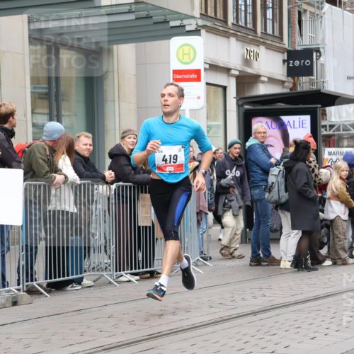 05.10.2025 - 20. swb-Marathon Bremen Strokosch-Dieckow http://msf.ph/oto/9294726 05.10.2025 12:51:42 Ziel 419, 838, 900, 1034, 1360, 1565, 5423, 9080, 419, 838, 900, 1034, 1360, 1565, 5423, 9080 meine-sportfotos.de