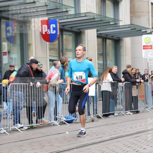 05.10.2025 - 20. swb-Marathon Bremen Strokosch-Dieckow http://msf.ph/oto/9294733 05.10.2025 12:51:42 Ziel 419, 838, 900, 1034, 1360, 1565, 5423, 9080, 419, 838, 900, 1034, 1360, 1565, 5423, 9080 meine-sportfotos.de