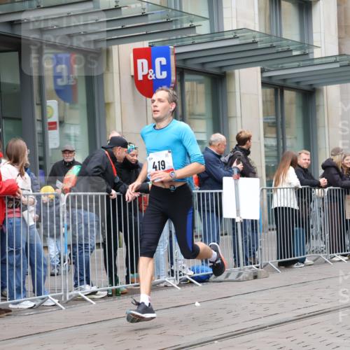 05.10.2025 - 20. swb-Marathon Bremen Strokosch-Dieckow http://msf.ph/oto/9294738 05.10.2025 12:51:43 Ziel 419, 838, 900, 1034, 1360, 1565, 5423, 9080, 419, 838, 900, 1034, 1360, 1565, 5423, 9080 meine-sportfotos.de
