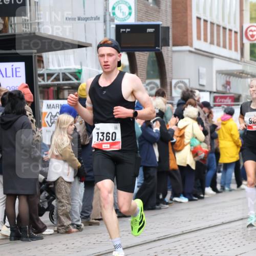05.10.2025 - 20. swb-Marathon Bremen Strokosch-Dieckow http://msf.ph/oto/9294768 05.10.2025 12:51:49 Ziel 838, 900, 1000, 1034, 1360, 5423, 9080, 838, 900, 1000, 1034, 1360, 5423, 9080 meine-sportfotos.de