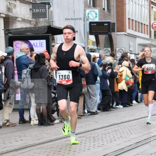 05.10.2025 - 20. swb-Marathon Bremen Strokosch-Dieckow http://msf.ph/oto/9294772 05.10.2025 12:51:50 Ziel 838, 900, 1000, 1034, 1360, 5423, 9080, 838, 900, 1000, 1034, 1360, 5423, 9080 meine-sportfotos.de