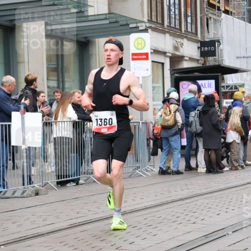 05.10.2025 - 20. swb-Marathon Bremen Strokosch-Dieckow http://msf.ph/oto/9294785 05.10.2025 12:51:51 Ziel 838, 900, 1000, 1034, 1360, 5423, 9080, 838, 900, 1000, 1034, 1360, 5423, 9080 meine-sportfotos.de