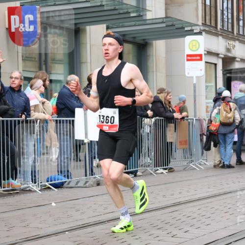 05.10.2025 - 20. swb-Marathon Bremen Strokosch-Dieckow http://msf.ph/oto/9294788 05.10.2025 12:51:51 Ziel 838, 900, 1000, 1034, 1360, 5423, 9080, 838, 900, 1000, 1034, 1360, 5423, 9080 meine-sportfotos.de