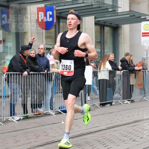 05.10.2025 - 20. swb-Marathon Bremen Strokosch-Dieckow http://msf.ph/oto/9294791 05.10.2025 12:51:52 Ziel 838, 900, 1000, 1034, 1360, 2000, 5423, 9080, 838, 900, 1000, 1034, 1360, 2000, 5423, 9080 meine-sportfotos.de