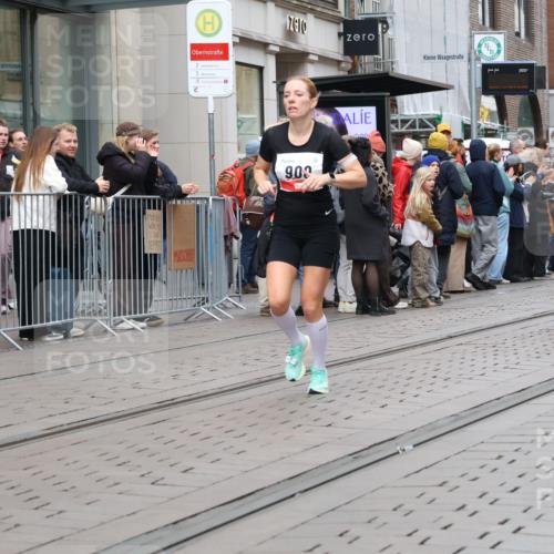 05.10.2025 - 20. swb-Marathon Bremen Strokosch-Dieckow http://msf.ph/oto/9294795 05.10.2025 12:51:52 Ziel 838, 900, 1000, 1034, 1360, 2000, 5423, 9080, 838, 900, 1000, 1034, 1360, 2000, 5423, 9080 meine-sportfotos.de