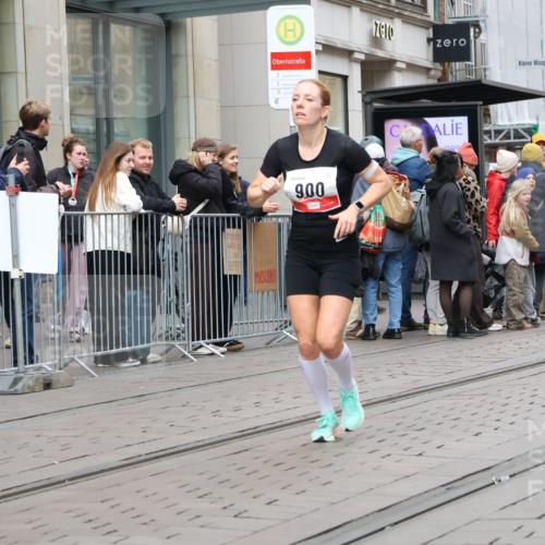 05.10.2025 - 20. swb-Marathon Bremen Strokosch-Dieckow http://msf.ph/oto/9294798 05.10.2025 12:51:53 Ziel 838, 900, 1000, 1034, 1360, 2000, 5423, 9080, 838, 900, 1000, 1034, 1360, 2000, 5423, 9080 meine-sportfotos.de