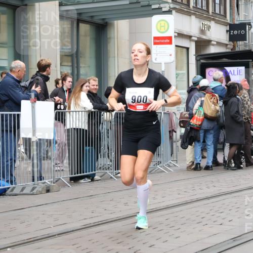 05.10.2025 - 20. swb-Marathon Bremen Strokosch-Dieckow http://msf.ph/oto/9294801 05.10.2025 12:51:53 Ziel 838, 900, 1000, 1034, 1360, 2000, 5423, 9080, 838, 900, 1000, 1034, 1360, 2000, 5423, 9080 meine-sportfotos.de