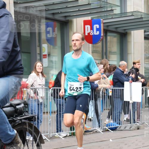 05.10.2025 - 20. swb-Marathon Bremen Strokosch-Dieckow http://msf.ph/oto/9294810 05.10.2025 12:51:57 Ziel 900, 1000, 1034, 1360, 2000, 5423, 9080, 900, 1000, 1034, 1360, 2000, 5423, 9080 meine-sportfotos.de