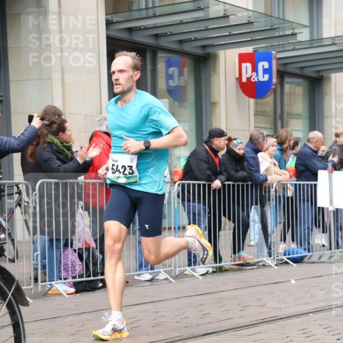 05.10.2025 - 20. swb-Marathon Bremen Strokosch-Dieckow http://msf.ph/oto/9294813 05.10.2025 12:51:57 Ziel 900, 1000, 1034, 1360, 2000, 5423, 9080, 900, 1000, 1034, 1360, 2000, 5423, 9080 meine-sportfotos.de