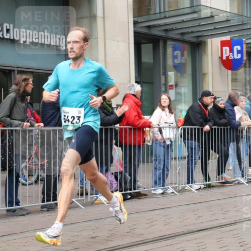 05.10.2025 - 20. swb-Marathon Bremen Strokosch-Dieckow http://msf.ph/oto/9294815 05.10.2025 12:51:57 Ziel 900, 1000, 1034, 1360, 2000, 5423, 9080, 900, 1000, 1034, 1360, 2000, 5423, 9080 meine-sportfotos.de