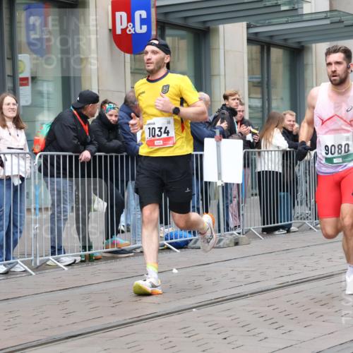 05.10.2025 - 20. swb-Marathon Bremen Strokosch-Dieckow http://msf.ph/oto/9294817 05.10.2025 12:51:58 Ziel 900, 1000, 1034, 1360, 2000, 5423, 9080, 900, 1000, 1034, 1360, 2000, 5423, 9080 meine-sportfotos.de