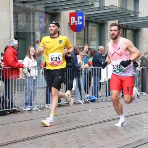 05.10.2025 - 20. swb-Marathon Bremen Strokosch-Dieckow http://msf.ph/oto/9294820 05.10.2025 12:51:58 Ziel 900, 1000, 1034, 1360, 2000, 5423, 9080, 900, 1000, 1034, 1360, 2000, 5423, 9080 meine-sportfotos.de