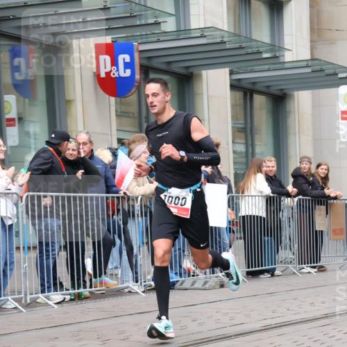 05.10.2025 - 20. swb-Marathon Bremen Strokosch-Dieckow http://msf.ph/oto/9294841 05.10.2025 12:52:11 Ziel 1000, 2000, 7266, 1000, 2000, 7266 meine-sportfotos.de
