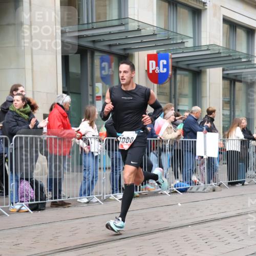05.10.2025 - 20. swb-Marathon Bremen Strokosch-Dieckow http://msf.ph/oto/9294845 05.10.2025 12:52:11 Ziel 1000, 2000, 7266, 1000, 2000, 7266 meine-sportfotos.de