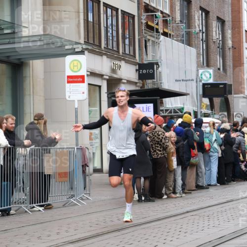 05.10.2025 - 20. swb-Marathon Bremen Strokosch-Dieckow http://msf.ph/oto/9294852 05.10.2025 12:52:30 Ziel 7266, 7266 meine-sportfotos.de