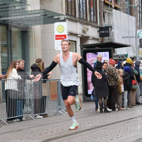 05.10.2025 - 20. swb-Marathon Bremen Strokosch-Dieckow http://msf.ph/oto/9294856 05.10.2025 12:52:31 Ziel 7266, 7266 meine-sportfotos.de