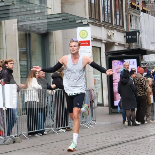 05.10.2025 - 20. swb-Marathon Bremen Strokosch-Dieckow http://msf.ph/oto/9294859 05.10.2025 12:52:31 Ziel 7266, 7266 meine-sportfotos.de