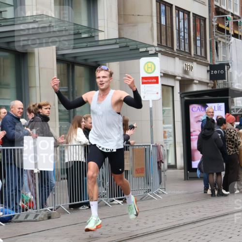 05.10.2025 - 20. swb-Marathon Bremen Strokosch-Dieckow http://msf.ph/oto/9294862 05.10.2025 12:52:31 Ziel 7266, 7266 meine-sportfotos.de
