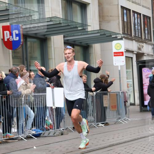 05.10.2025 - 20. swb-Marathon Bremen Strokosch-Dieckow http://msf.ph/oto/9294866 05.10.2025 12:52:31 Ziel 7266, 7266 meine-sportfotos.de