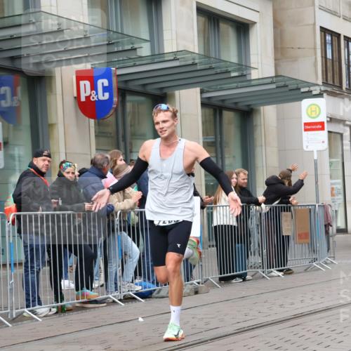 05.10.2025 - 20. swb-Marathon Bremen Strokosch-Dieckow http://msf.ph/oto/9294869 05.10.2025 12:52:31 Ziel 7266, 7266 meine-sportfotos.de