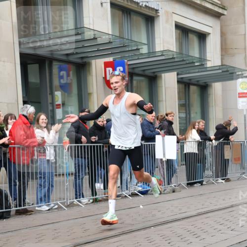 05.10.2025 - 20. swb-Marathon Bremen Strokosch-Dieckow http://msf.ph/oto/9294872 05.10.2025 12:52:32 Ziel 7266, 7266 meine-sportfotos.de