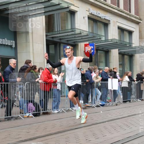 05.10.2025 - 20. swb-Marathon Bremen Strokosch-Dieckow http://msf.ph/oto/9294876 05.10.2025 12:52:32 Ziel 7266, 7266 meine-sportfotos.de