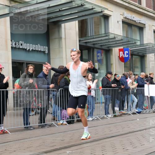 05.10.2025 - 20. swb-Marathon Bremen Strokosch-Dieckow http://msf.ph/oto/9294880 05.10.2025 12:52:32 Ziel 7266, 7266 meine-sportfotos.de