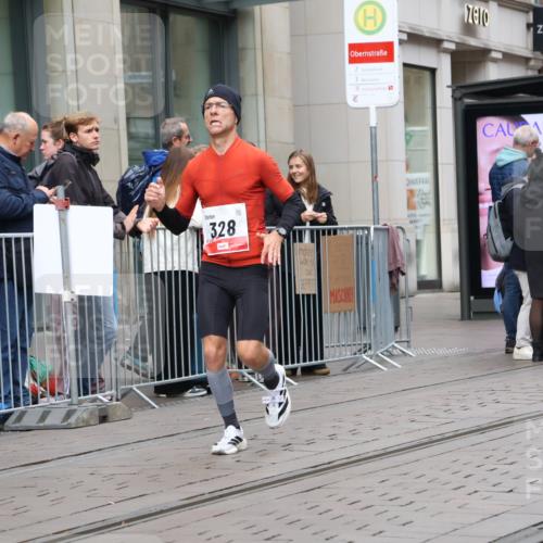 05.10.2025 - 20. swb-Marathon Bremen Strokosch-Dieckow http://msf.ph/oto/9294886 05.10.2025 12:52:52 Ziel 328, 1444, 6541, 328, 1444, 6541 meine-sportfotos.de